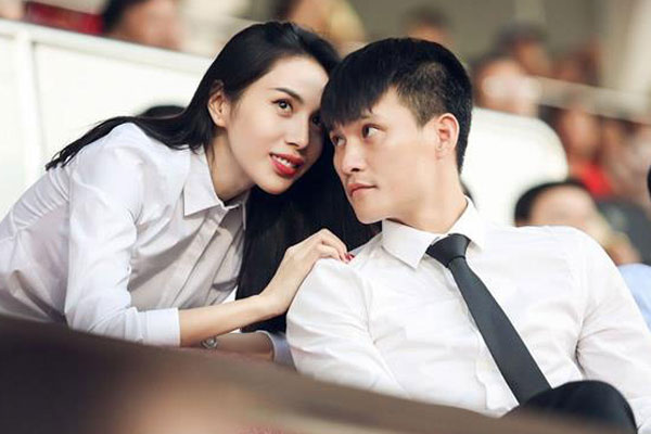 Sau lần ngưng tặng quà cứu trợ vì thấy nhiều người đeo vàng đến nhận, Thủy Tiên đã quay lại Hải Thượng để trao tiền cho người dân-16