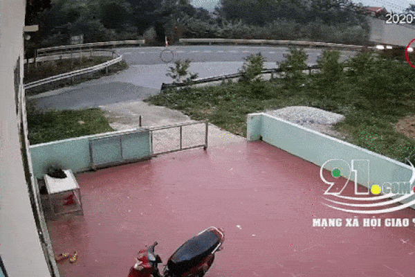 Kinh hoàng khoảnh khắc ô tô con lao như tên bắn tông thẳng vào xe máy chở 2 học sinh, rồi kéo lê 