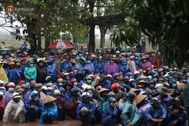 Sau lần ngưng tặng quà cứu trợ vì thấy nhiều người đeo vàng đến nhận, Thủy Tiên đã quay lại Hải Thượng để trao tiền cho người dân-4