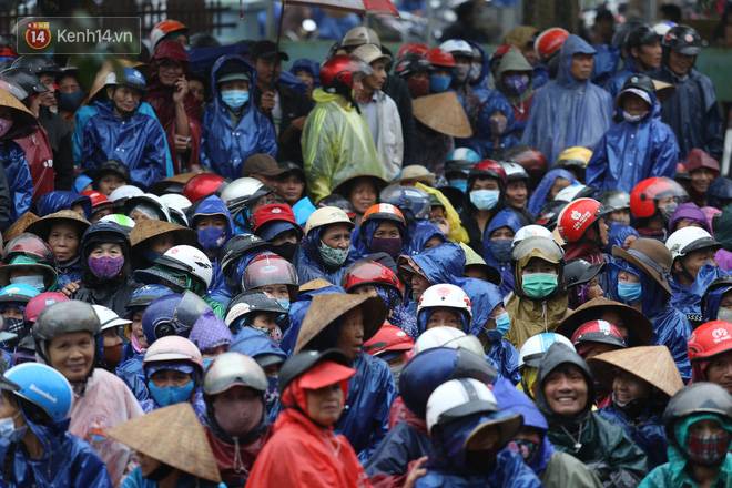 Sau lần ngưng tặng quà cứu trợ vì thấy nhiều người đeo vàng đến nhận, Thủy Tiên đã quay lại Hải Thượng để trao tiền cho người dân-5