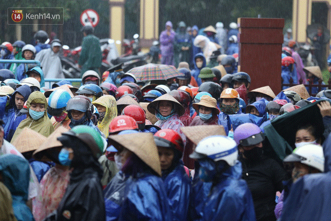 Sau lần ngưng tặng quà cứu trợ vì thấy nhiều người đeo vàng đến nhận, Thủy Tiên đã quay lại Hải Thượng để trao tiền cho người dân-6
