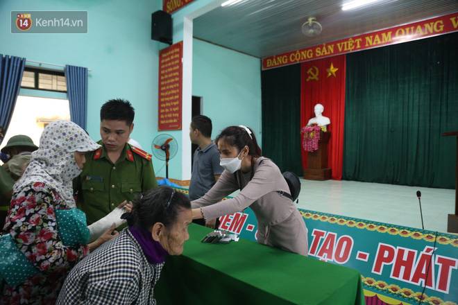Sau lần ngưng tặng quà cứu trợ vì thấy nhiều người đeo vàng đến nhận, Thủy Tiên đã quay lại Hải Thượng để trao tiền cho người dân-10