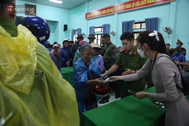 Sau lần ngưng tặng quà cứu trợ vì thấy nhiều người đeo vàng đến nhận, Thủy Tiên đã quay lại Hải Thượng để trao tiền cho người dân-11