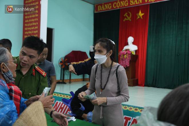 Sau lần ngưng tặng quà cứu trợ vì thấy nhiều người đeo vàng đến nhận, Thủy Tiên đã quay lại Hải Thượng để trao tiền cho người dân-12