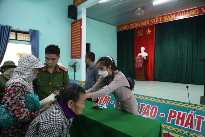 Sau lần ngưng tặng quà cứu trợ vì thấy nhiều người đeo vàng đến nhận, Thủy Tiên đã quay lại Hải Thượng để trao tiền cho người dân-13