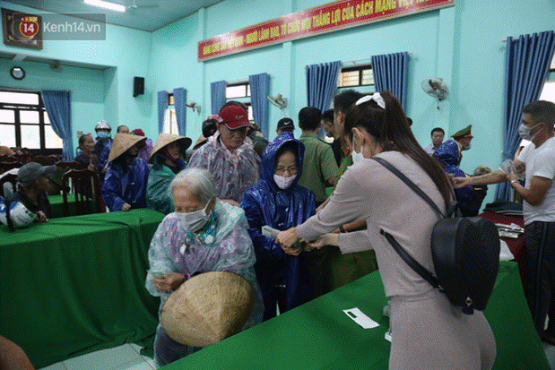 Sau lần ngưng tặng quà cứu trợ vì thấy nhiều người đeo vàng đến nhận, Thủy Tiên đã quay lại Hải Thượng để trao tiền cho người dân-14