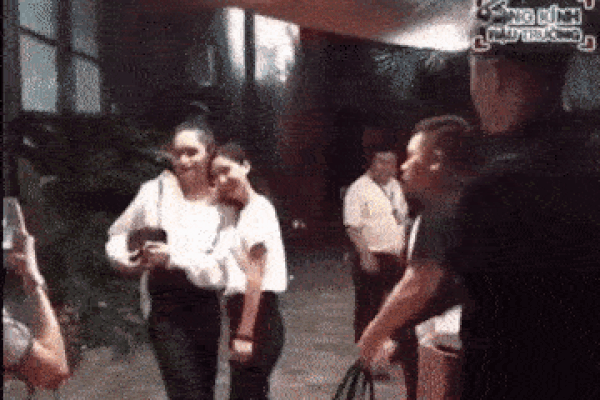 Hương Giang lại bị netizen đào lại clip lộ biểu cảm thay đổi 180 độ khi chụp ảnh với fan, lần này netizen phản ứng bất ngờ-1