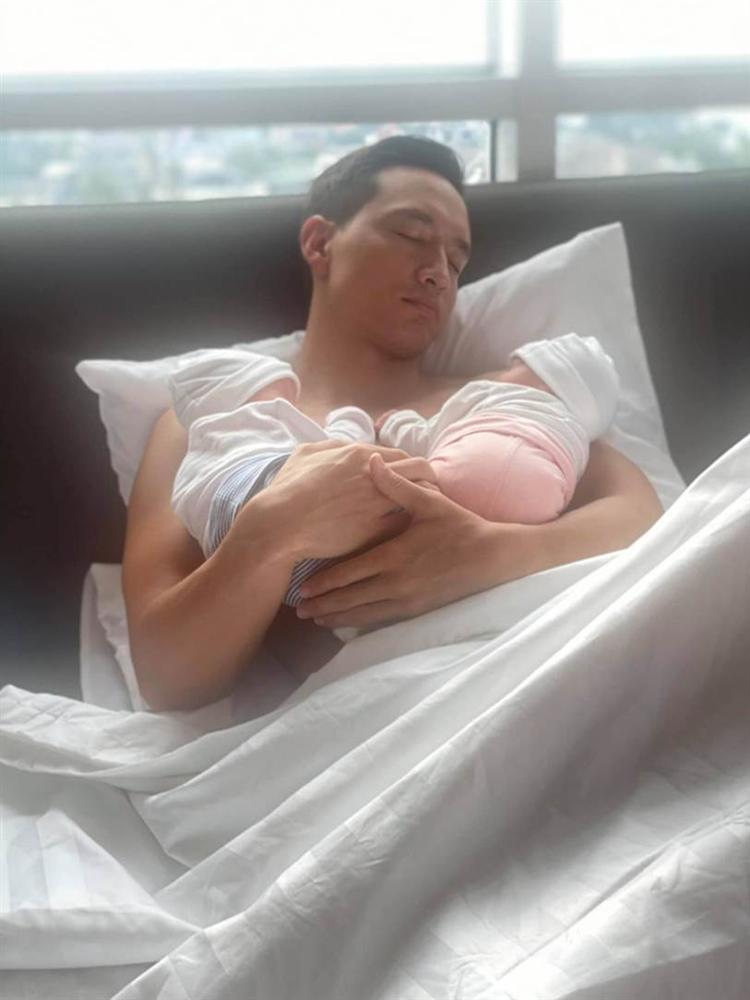 Giây phút bé Subeo đứng trước nôi ngắm nhìn em trai và em gái mẹ Hồ Ngọc Hà mới sinh thật đặc biệt-2