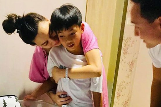 Giây phút bé Subeo đứng trước nôi ngắm nhìn em trai và em gái mẹ Hồ Ngọc Hà mới sinh thật đặc biệt