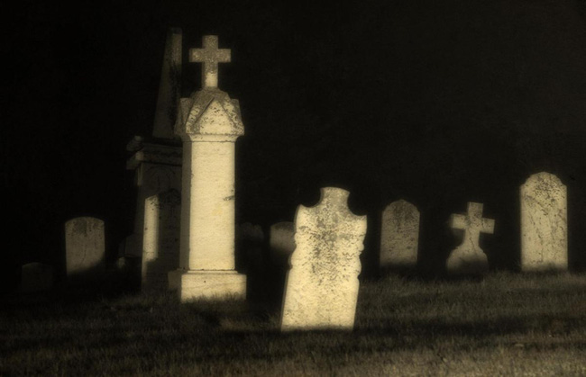 Bỏ con trai một mình ở nghĩa trang với lý do khó tin, lúc quay lại đón, ông bố trẻ hốt hoảng gọi cảnh sát-1