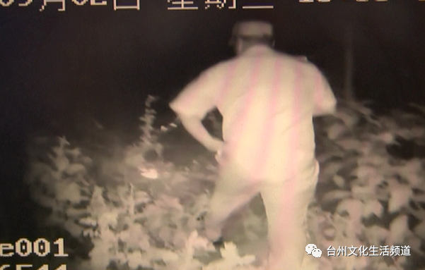 Bỏ con trai một mình ở nghĩa trang với lý do khó tin, lúc quay lại đón, ông bố trẻ hốt hoảng gọi cảnh sát-2