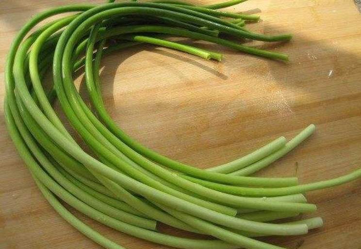 Muốn ngồng tỏi giữ màu xanh ngon mắt, chị em nhớ thêm bước này khi xào-1