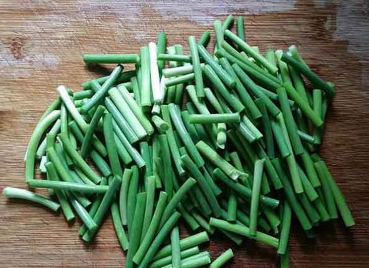 Muốn ngồng tỏi giữ màu xanh ngon mắt, chị em nhớ thêm bước này khi xào-2