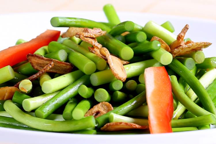 Muốn ngồng tỏi giữ màu xanh ngon mắt, chị em nhớ thêm bước này khi xào-3