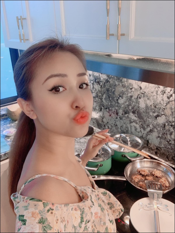 Vân Hugo vào bếp bằng cả trái tim, cơm ngon, canh ngọt, lại trổ tài thơ phú&nbsp;thế này bạn trai không say đắm sao được!-1