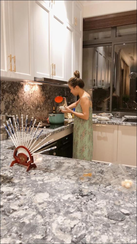 Vân Hugo vào bếp bằng cả trái tim, cơm ngon, canh ngọt, lại trổ tài thơ phú&nbsp;thế này bạn trai không say đắm sao được!-2