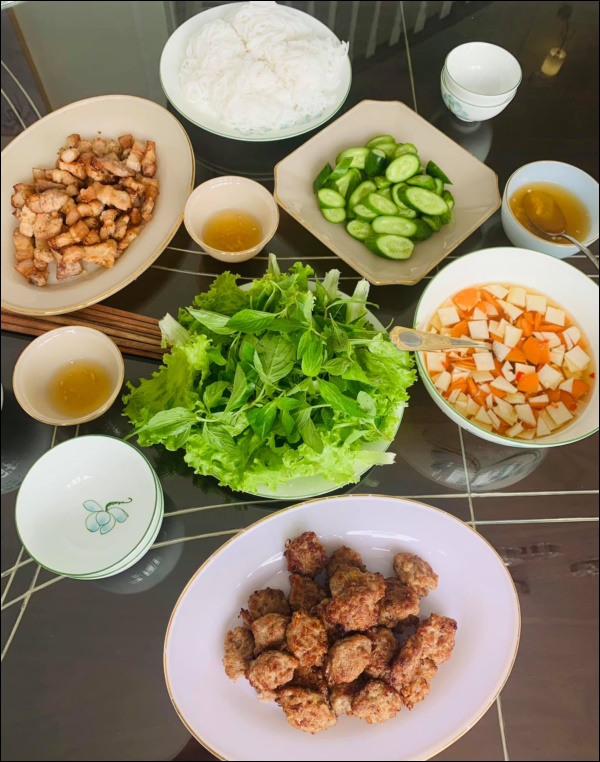 Vân Hugo vào bếp bằng cả trái tim, cơm ngon, canh ngọt, lại trổ tài thơ phú thế này bạn trai không say đắm sao được!-6
