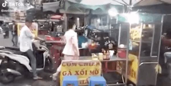 Vợ quản lý Hoài Lâm đăng status bóng gió, khuyên đồng nghiệp của chồng đừng thân mật, ôm cổ khi đi ăn-1