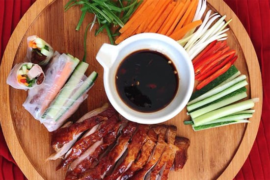Bí quyết làm món vịt quay Bắc Kinh giòn rụm, không ngán