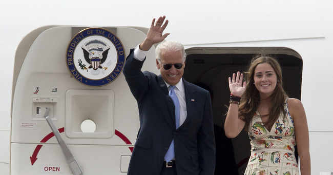 Cháu gái tinh hoa của ông Joe Biden: Vẻ ngoài cuốn hút, học vấn đỉnh cao, được ví như tiểu Ivanka cùng tình bạn kín tiếng với con gái ông Trump-3