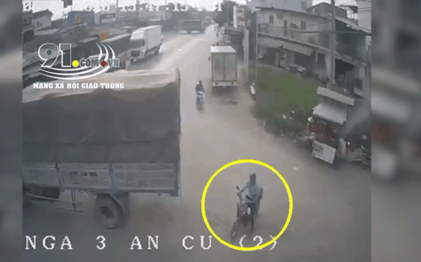 Xe tải đâm tử vong người phụ nữ bán trứng, vị khách vừa mua xong thoát chết hy hữu-1