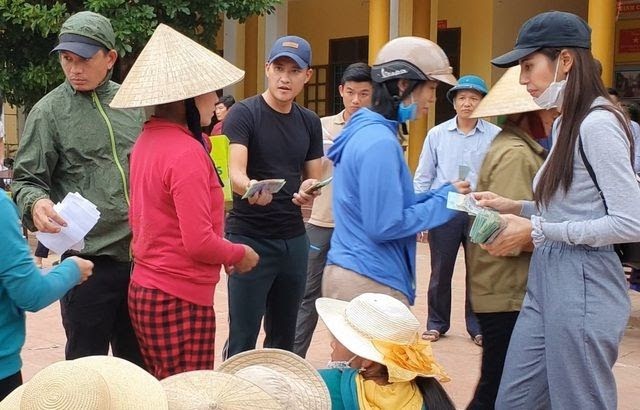 Thủy Tiên – Công Vinh gầy gò ngày trở về Sài Gòn sau nửa tháng cứu trợ miền Trung-4
