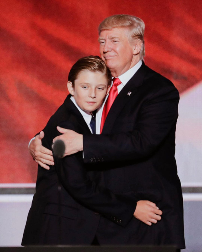 Từ cậu bé đầu tiên chuyển đến sống ở Nhà Trắng, trong 4 năm nhiệm kỳ của bố, Barron Trump đã thu hút sự chú ý của thế giới như thế nào?-2