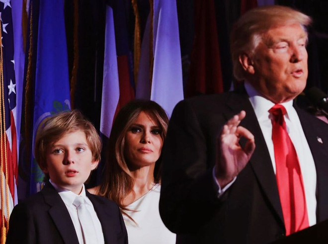 Từ cậu bé đầu tiên chuyển đến sống ở Nhà Trắng, trong 4 năm nhiệm kỳ của bố, Barron Trump đã thu hút sự chú ý của thế giới như thế nào?-3