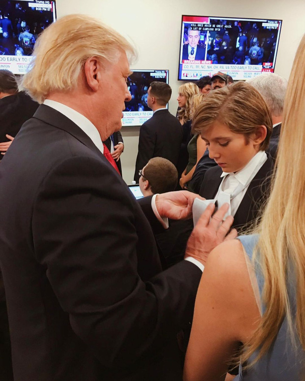 Từ cậu bé đầu tiên chuyển đến sống ở Nhà Trắng, trong 4 năm nhiệm kỳ của bố, Barron Trump đã thu hút sự chú ý của thế giới như thế nào?-4