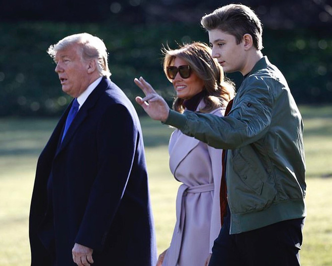 Từ cậu bé đầu tiên chuyển đến sống ở Nhà Trắng, trong 4 năm nhiệm kỳ của bố, Barron Trump đã thu hút sự chú ý của thế giới như thế nào?-10