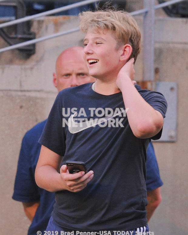 Từ cậu bé đầu tiên chuyển đến sống ở Nhà Trắng, trong 4 năm nhiệm kỳ của bố, Barron Trump đã thu hút sự chú ý của thế giới như thế nào?-11