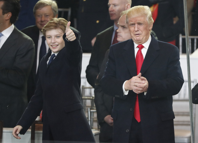 Từ cậu bé đầu tiên chuyển đến sống ở Nhà Trắng, trong 4 năm nhiệm kỳ của bố, Barron Trump đã thu hút sự chú ý của thế giới như thế nào?-12