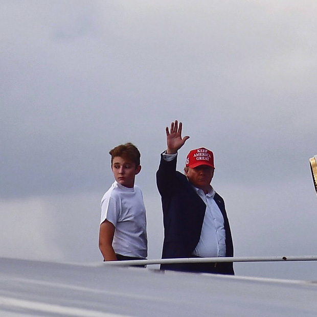 Từ cậu bé đầu tiên chuyển đến sống ở Nhà Trắng, trong 4 năm nhiệm kỳ của bố, Barron Trump đã thu hút sự chú ý của thế giới như thế nào?-6