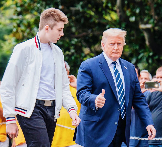 Từ cậu bé đầu tiên chuyển đến sống ở Nhà Trắng, trong 4 năm nhiệm kỳ của bố, Barron Trump đã thu hút sự chú ý của thế giới như thế nào?-7