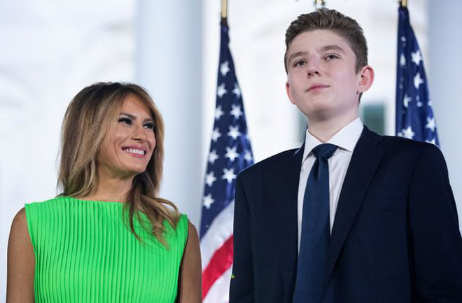 Từ cậu bé đầu tiên chuyển đến sống ở Nhà Trắng, trong 4 năm nhiệm kỳ của bố, Barron Trump đã thu hút sự chú ý của thế giới như thế nào?-9