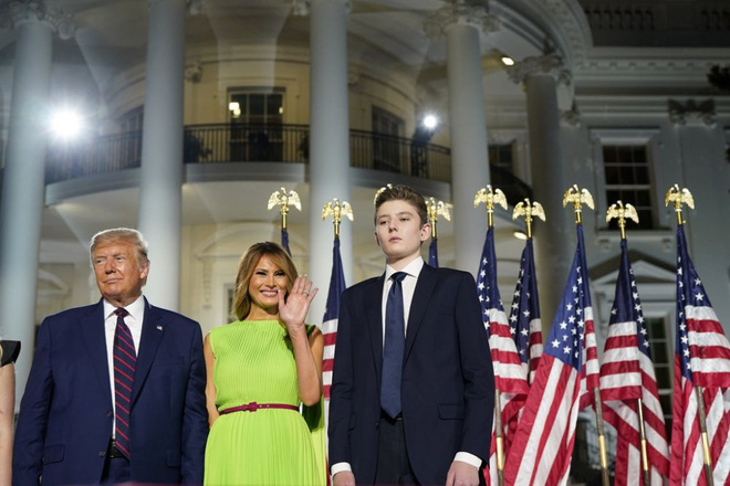 Từ cậu bé đầu tiên chuyển đến sống ở Nhà Trắng, trong 4 năm nhiệm kỳ của bố, Barron Trump đã thu hút sự chú ý của thế giới như thế nào?-15
