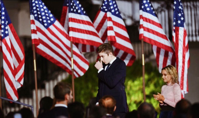 Từ cậu bé đầu tiên chuyển đến sống ở Nhà Trắng, trong 4 năm nhiệm kỳ của bố, Barron Trump đã thu hút sự chú ý của thế giới như thế nào?-17