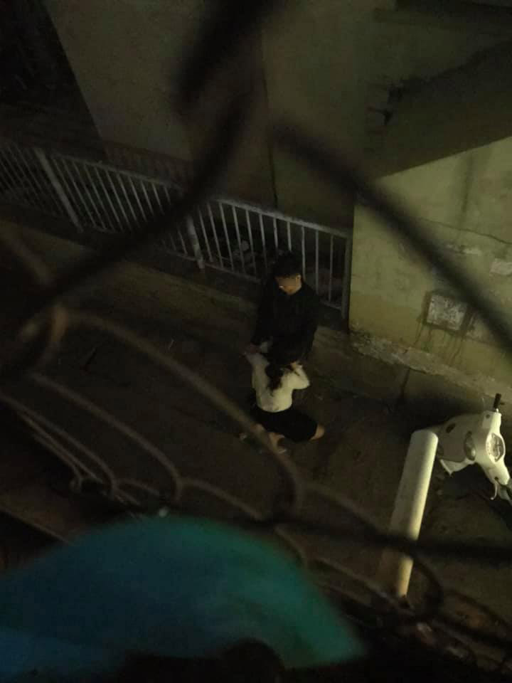 Loạt ảnh cô gái nhiệt tình sửa khóa quần cho bạn trai ngay ngoài đường khiến ai nhìn cũng đỏ mặt-1