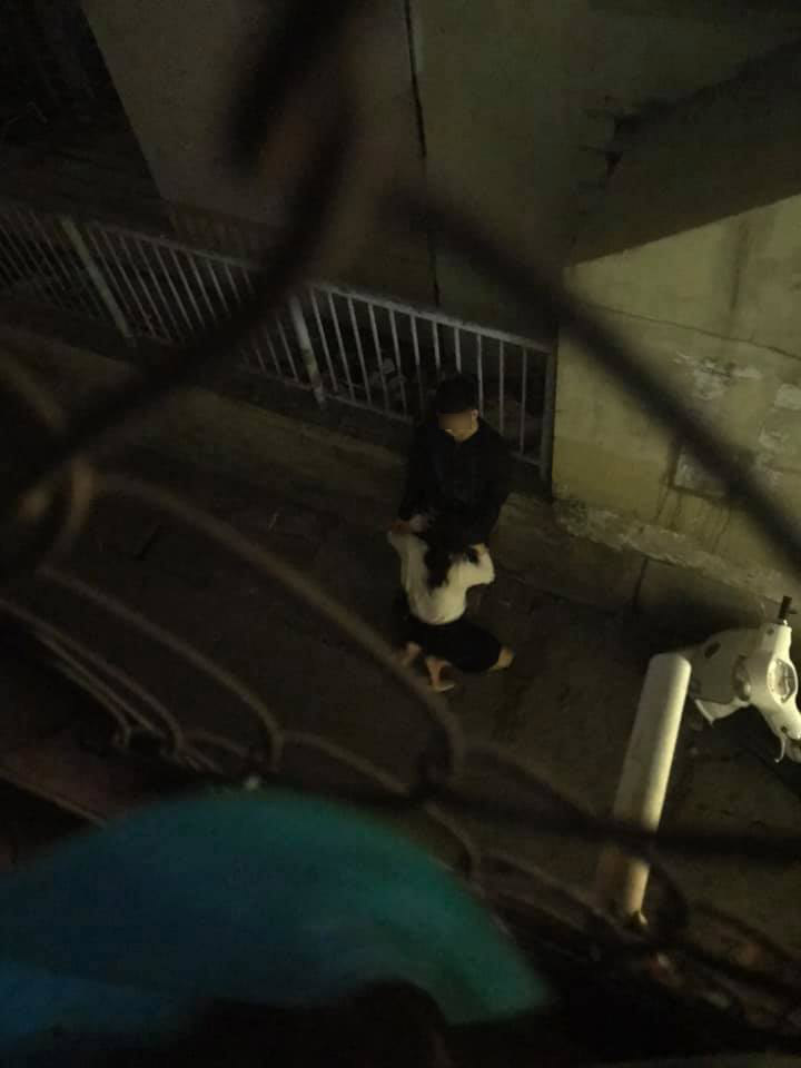 Loạt ảnh cô gái nhiệt tình sửa khóa quần cho bạn trai ngay ngoài đường khiến ai nhìn cũng đỏ mặt-2