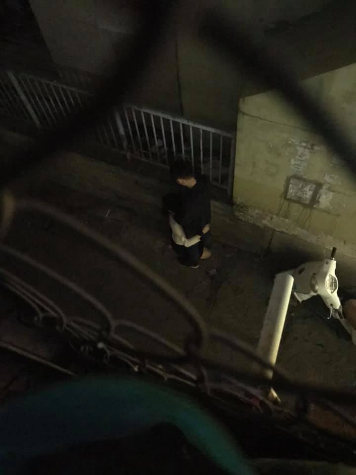 Loạt ảnh cô gái nhiệt tình sửa khóa quần cho bạn trai ngay ngoài đường khiến ai nhìn cũng đỏ mặt-3