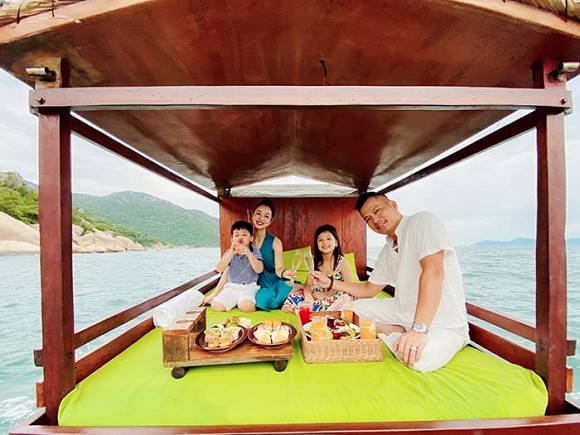 Jennifer Phạm khoe dáng nuột nà trong phòng tắm cùng khoảnh khắc khóa môi chồng cực ngọt-1