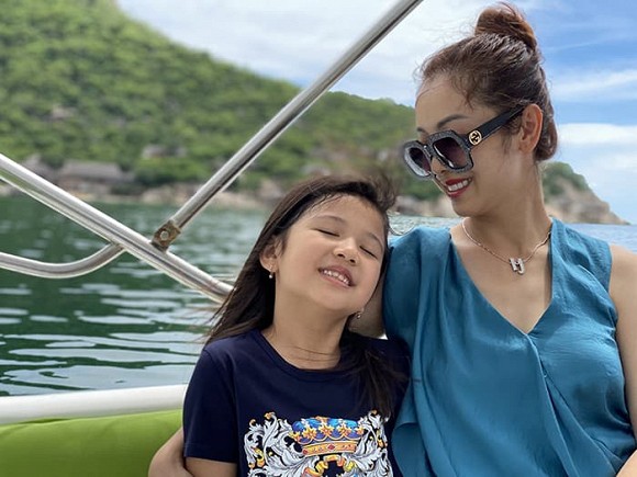 Jennifer Phạm khoe dáng nuột nà trong phòng tắm cùng khoảnh khắc khóa môi chồng cực ngọt-2