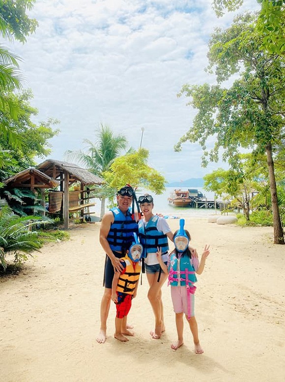 Jennifer Phạm khoe dáng nuột nà trong phòng tắm cùng khoảnh khắc khóa môi chồng cực ngọt-6