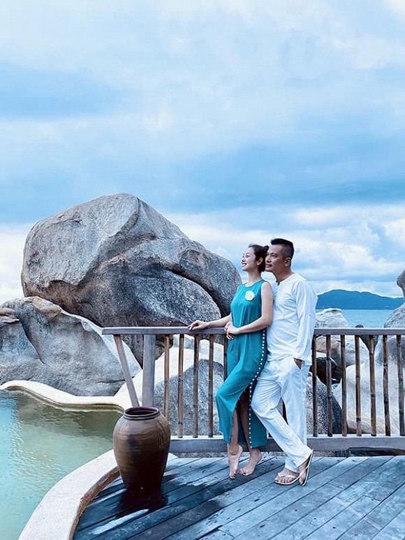 Jennifer Phạm khoe dáng nuột nà trong phòng tắm cùng khoảnh khắc khóa môi chồng cực ngọt-7