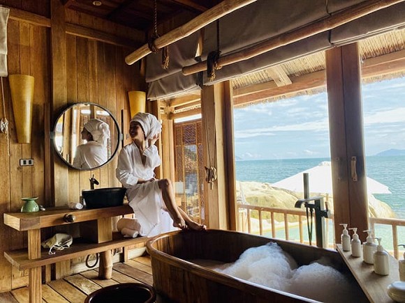 Jennifer Phạm khoe dáng nuột nà trong phòng tắm cùng khoảnh khắc khóa môi chồng cực ngọt-9