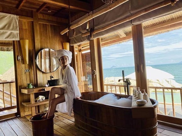 Jennifer Phạm khoe dáng nuột nà trong phòng tắm cùng khoảnh khắc khóa môi chồng cực ngọt-10