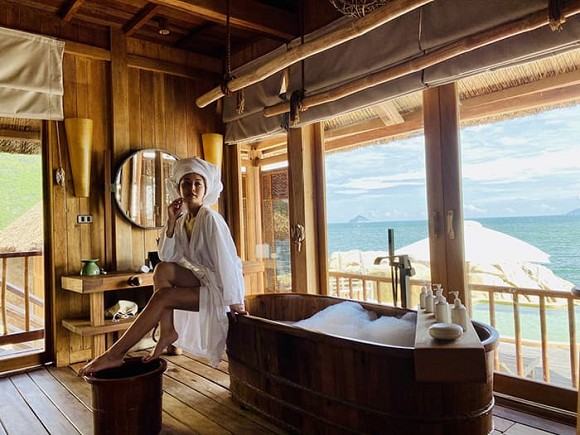 Jennifer Phạm khoe dáng nuột nà trong phòng tắm cùng khoảnh khắc khóa môi chồng cực ngọt-11