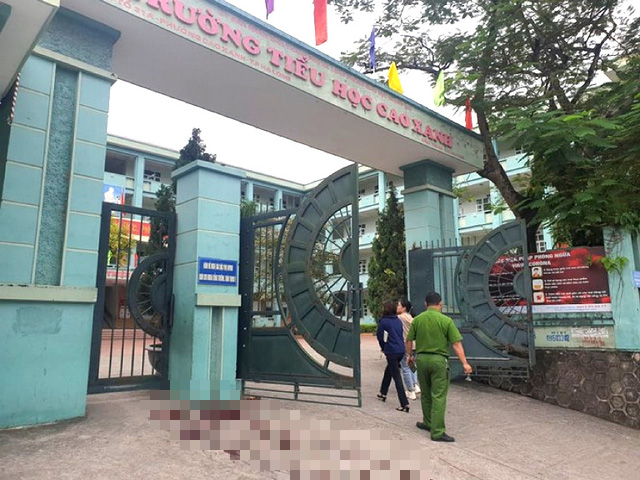 Lộ nguyên nhân 2 phụ huynh đánh nhau ở cổng trường khi đưa con đi học-1