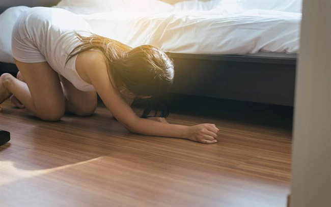 Phát hiện tiếng động lạ lúc 2 giờ sáng, cô gái kinh sợ tái mét mặt mày khi thấy kẻ lạ mặt đang mỉm cười kỳ dị từ gầm giường-1