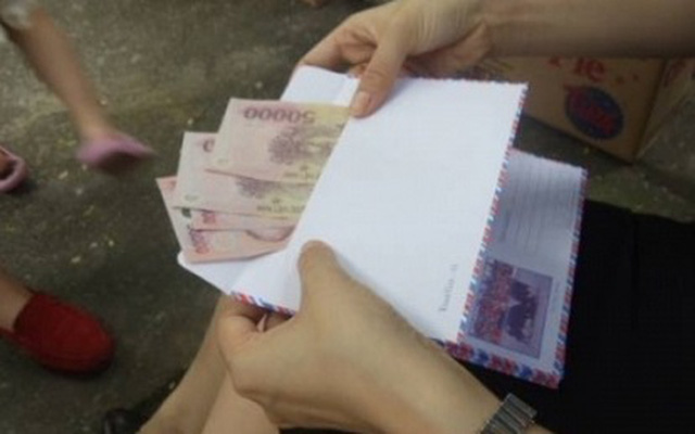 Gửi 500k mừng cưới nhưng đồng nghiệp chỉ bỏ phong bì 200k, cô gái viết mail đòi lại tiền nhưng hành động đính kèm một số người mới thực sự thâm sâu-1